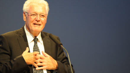 Der Pfarrer Ulrich Parzany wurde für die Zeit-Beilage Christ & Welt insbesondere zu seiner Meinung über Homosexualität kritisch befragt