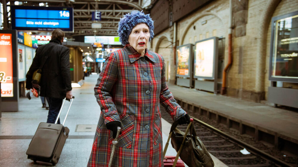 Die Schauspielerin Christiane Hörbiger in der Rolle einer 76-jährige Frau, die in einer schweizer Klinik ihrem Leben ein Ende setzen möchte