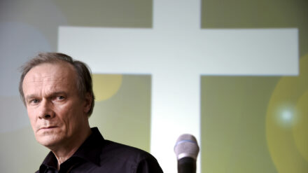 Edgar Selge spielt Pastor Klare im Spielfilm „So auf Erden“