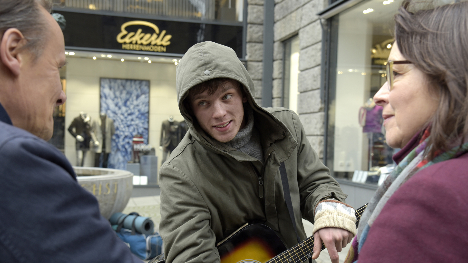Straßenmusiker Simon ist ein Prüfstein für Johannes und Lydia Klare