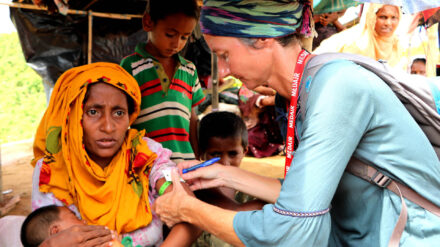 Medair-Mitarbeiter kümmern sich um die Flüchtlinge