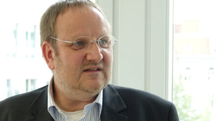 Ralf Schuler, Jahrgang 1965, absolvierte nach dem Abitur eine Mechanikerlehre. 1985 begann er bei der Neuen Zeit, war von 1995 bis 1998 Redakteur der Tageszeitung Die Welt, danach bis 2010 Politikchef der Märkischen Allgemeinen. Seit 2011 ist er Leiter der Parlamentsredaktion von Bild. Vom Bundesverband Deutscher Zeitungsverleger wurde er 1993 mit dem Theodor-Wolff-Preis geehrt.