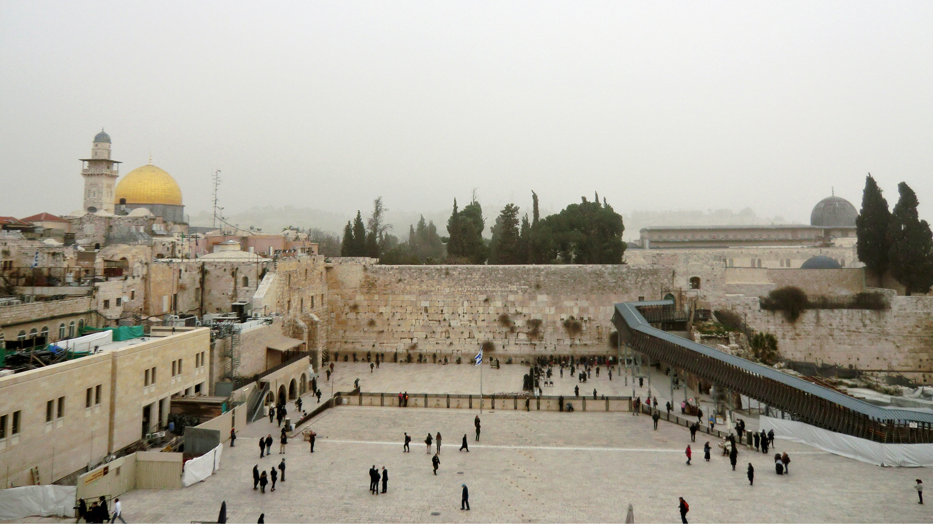 In der Jerusalemer Altstadt liegen die heiligen Orte von Muslimen, Juden und Christen nah beieinander. Religion ist häufig eine Ursache von Konflikten, sie kann aber auch zum Frieden beitragen.