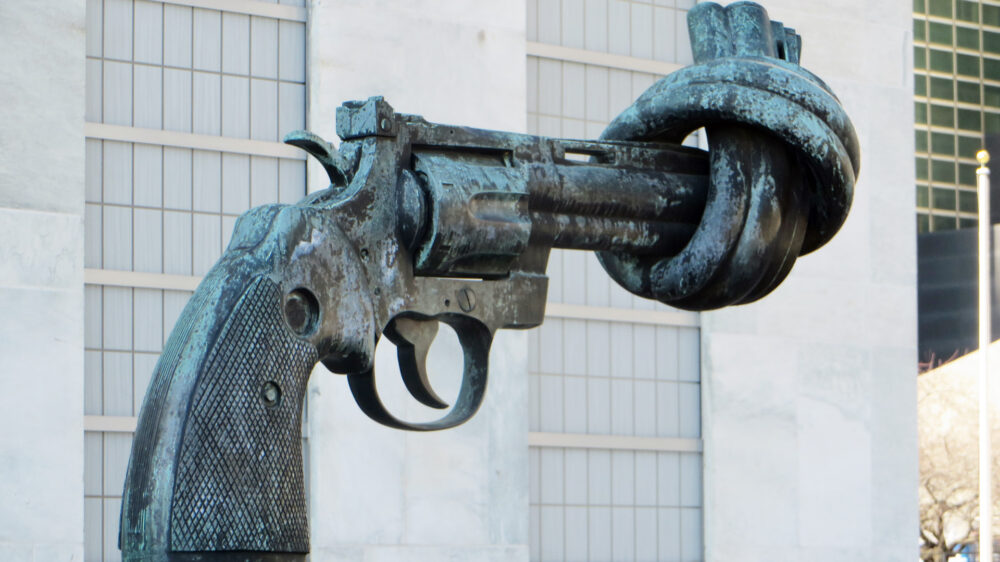 Knoten im Colt: Diese Bronzeskulptur des schwedischen Künstlers Carl Fredrik Reuterswärd steht vor dem UN-Hauptquartier in New York. Eine Kopie davon hat der Künstler dem früheren Bundeskanzler Gerhard Schröder (SPD) für dessen Einsatz für den Frieden geschenkt. Sie steht im Garten des Kanzleramtes.