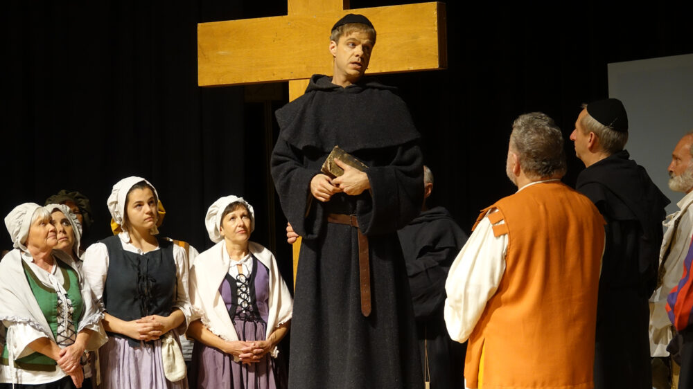 Nur durch Gnade: Martin Luther (Benjamin Stoll) versucht im Theaterstück „Höllenfeuer – Luther, der Rebell“ die Massen von seinen theologischen Ideen zu überzeugen
