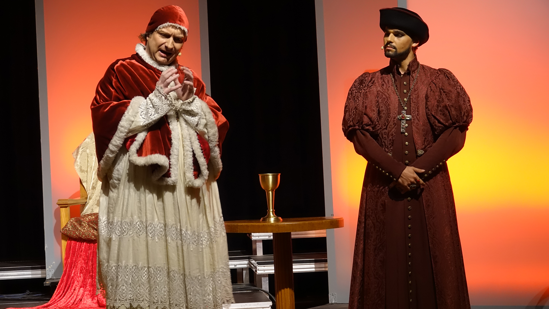 Papst Leo X. (Ralf David) und sein Nuntio Aleandro (Carlo Degen) nehmen Luther nicht ernst