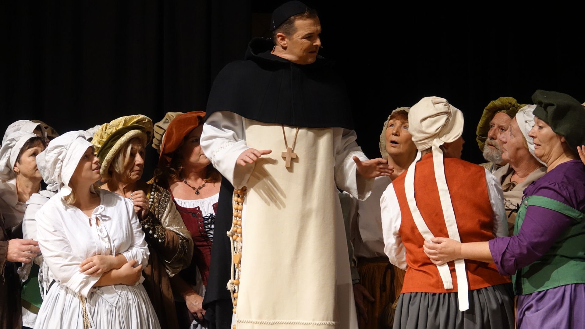 Michael Schaumann hat als Dominikanermönch Johann Tetzel, der den Ablassverkauf anheizt, nur eine große Szene. Die bleibt aber durch ihre Intensität auch nach dem Theaterstück noch in Erinnerung.