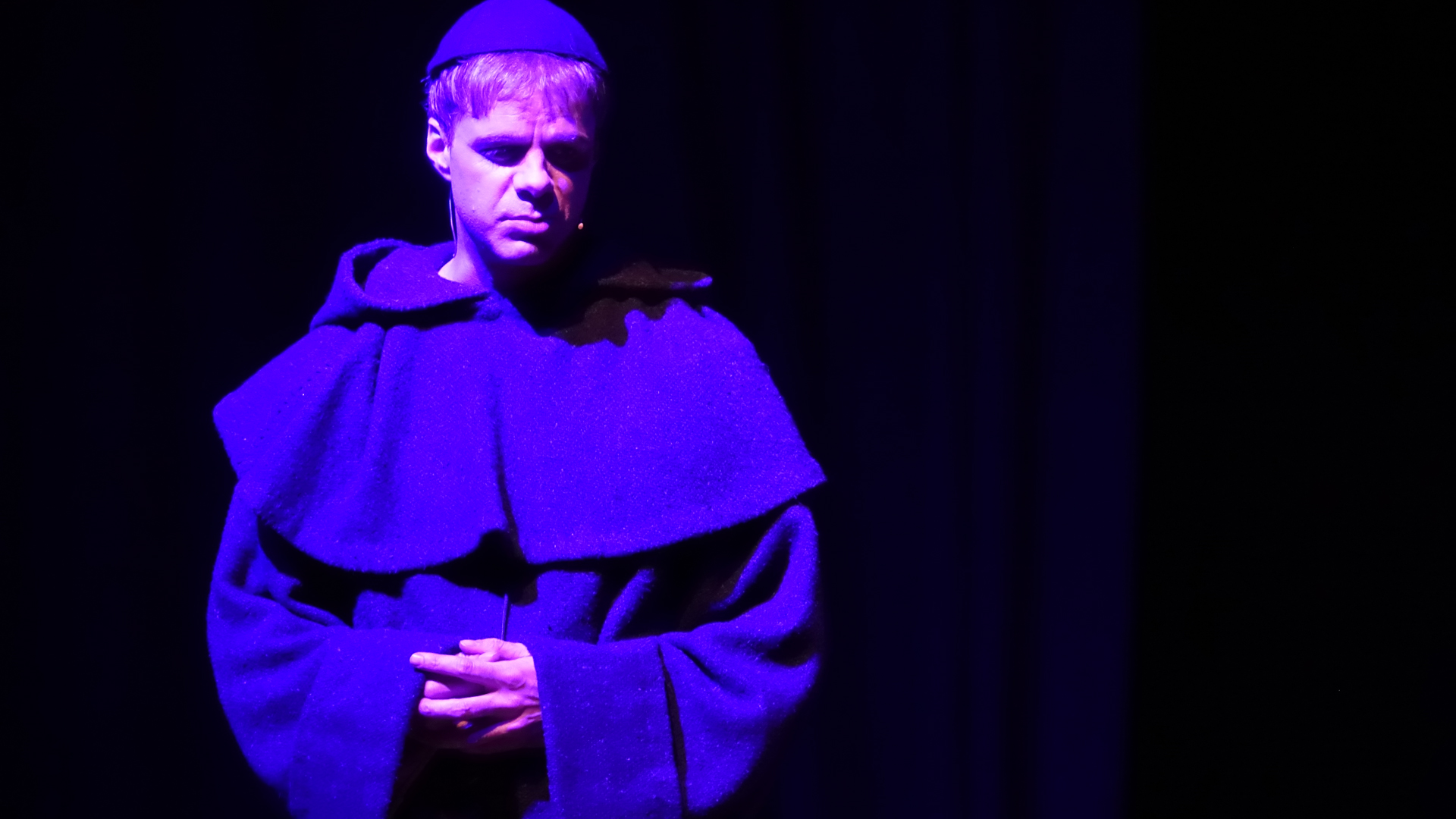Luther spricht in seinem Monolog am Bühnenrand über seine Zeit im Kloster