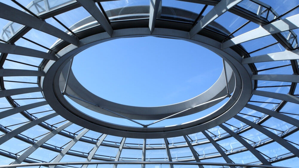 Blick in den Himmel durch die Kuppel des Reichstagsgebäudes