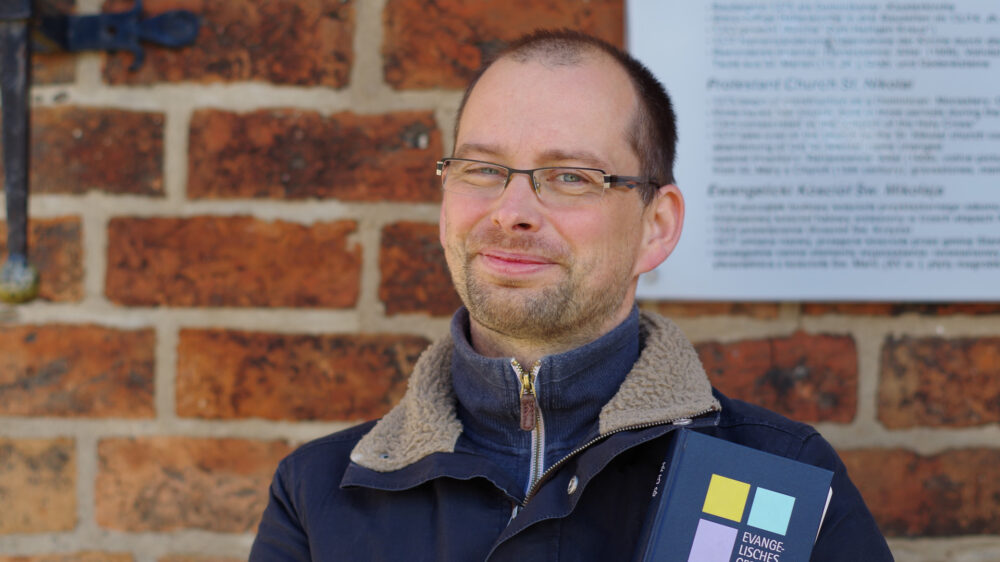 Hannes Ludwig, Kantor an der evangelischen St. Nikolai-Kirche, hatte die Idee, alle Lieder des Kirchengesangsbuches an einem Stück zu singen