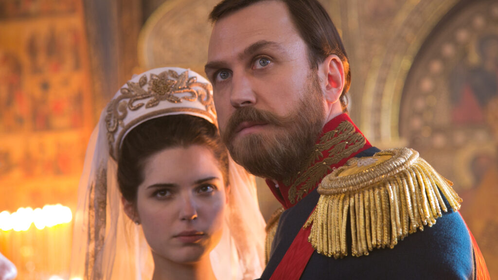 Zar Nikolaus II. (Lars Eidinger) und seine polnische Ballerina (Michalina Olszanska)