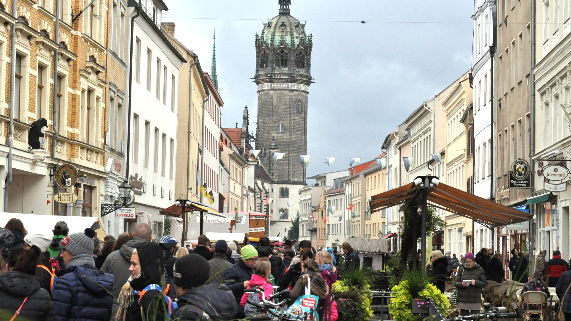Die Straßen vor und rund um die Schlosskirche in Wittenberg waren am Dienstag voll