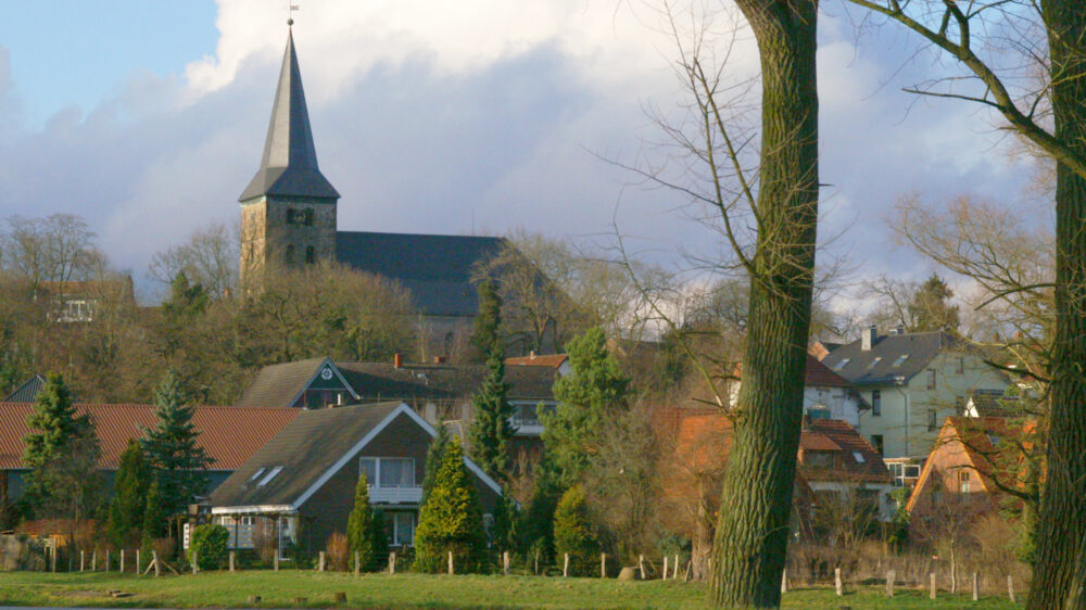 Idyllisch aus der Ferne, im Innern schwer beschädigt: die evangelische St.-Martini-Kirche in Bremen-Lesum