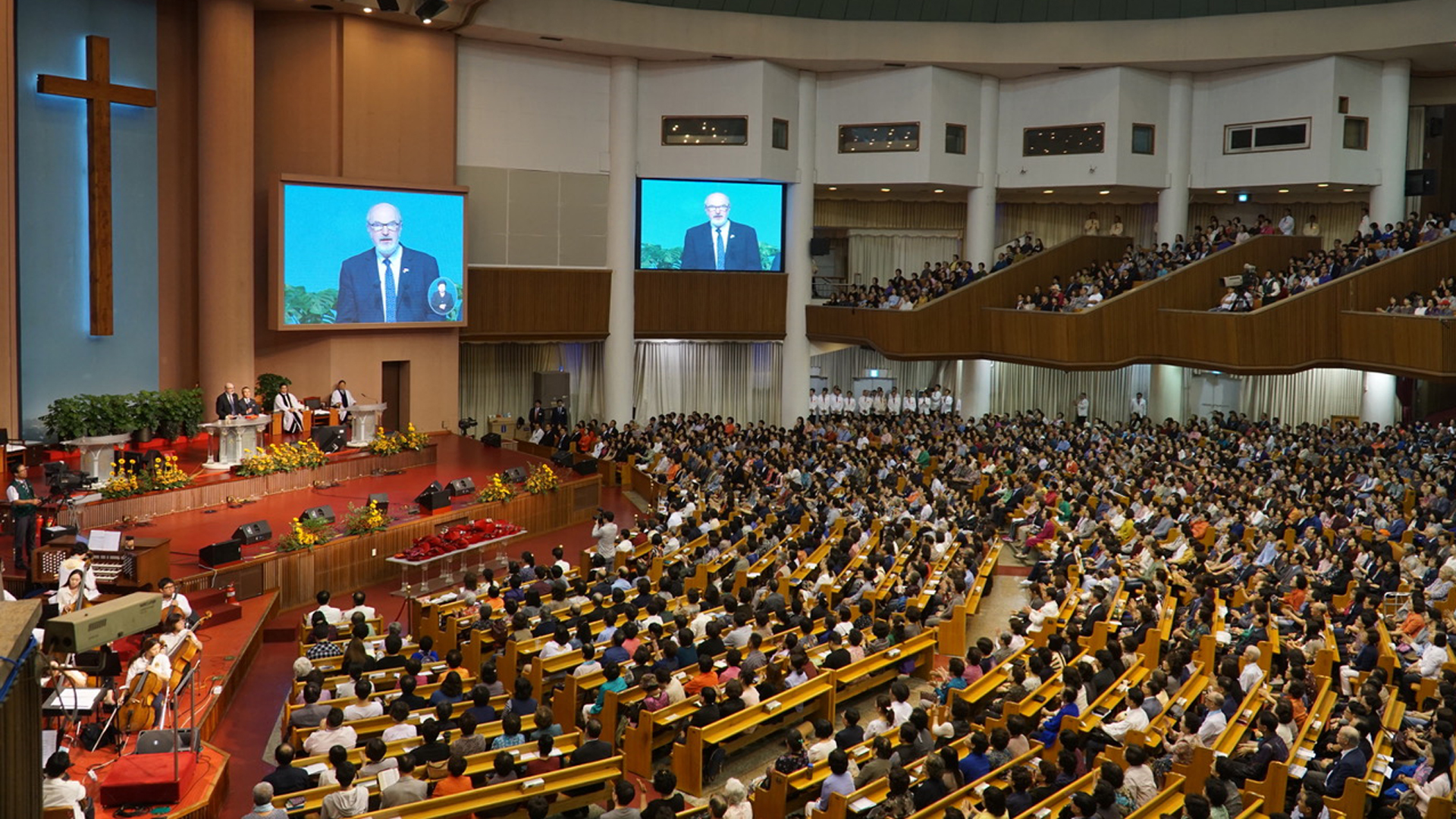 Schirrmacher bei der Predigt in der größten Kirchengemeinde der Welt, der „Yoido Full Gospel Church“, mit 20.000 Zuhörern in der Kirche und geschätzt hunderttausenden in ganz Asien