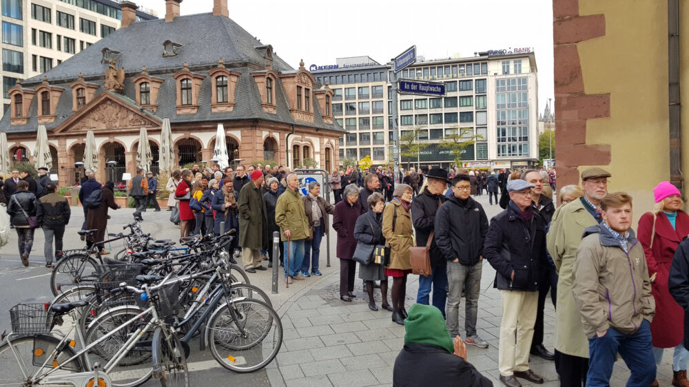 Zahlreiche Menschen standen am Reformationstag vor der Katharinenkirche Schlange