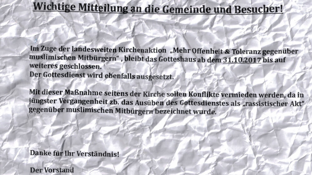 Mit gefälschten Aushängen (dieser wurde zerknüllt) haben Halunken Kirchgänger in Sachsen-Anhalt getäuscht.