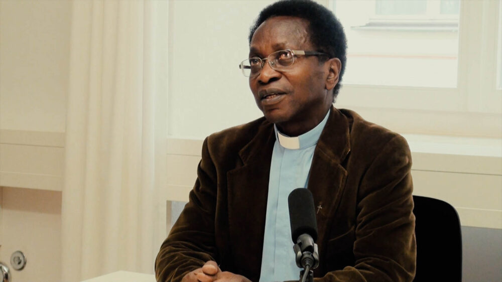 Olivier Ndjimbi-Tshiende berichtet, wie er nach Deutschland kam und was ihm als Pastor in einem bayerischen Dorf angetan wurde