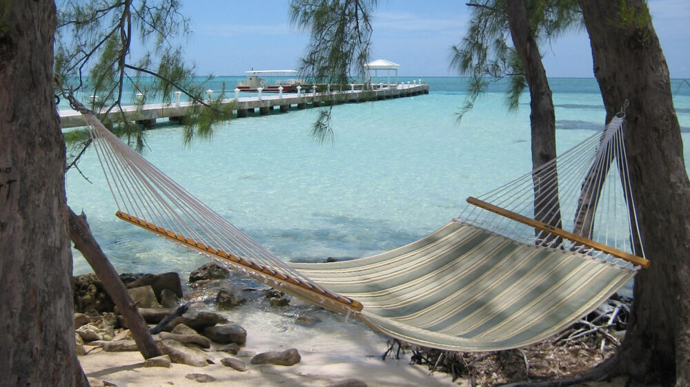 Ein Strand auf den Cayman Islands: Die Inselgruppe in der Karibik gilt als Steueroase.
