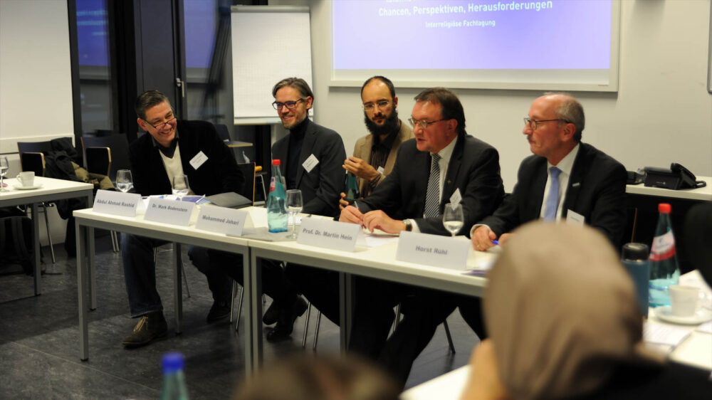 Diskutierten in der Universität Frankfurt über die mögliche Gründung eines islamischen Wohlfahrtsverbandes: Abdul Ahmad Rashid, Mark Bodenstein, Mohammed Johari, Martin Hein und Horst Rühl (v.l.n.r.)