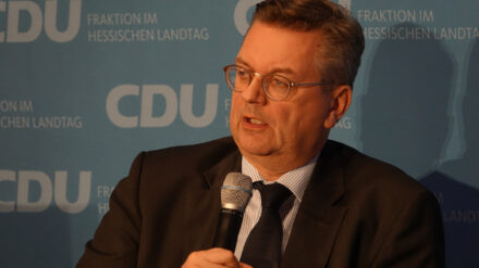 „Die Menschen würden sich vom Fußball abwenden, wenn sie glauben, dass es nicht mit rechten Dingen zugeht“, sagte DFB-Präsident Reinhard Grindel in Wiesbaden