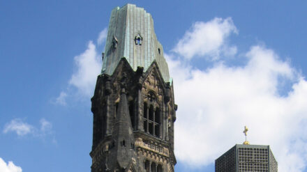 Die Turmspitze der Kaiser-Wilhelm-Gedächtniskirche in Charlottenburg: Auch in Berlin will die Kirche relevant für die Menschen bleiben