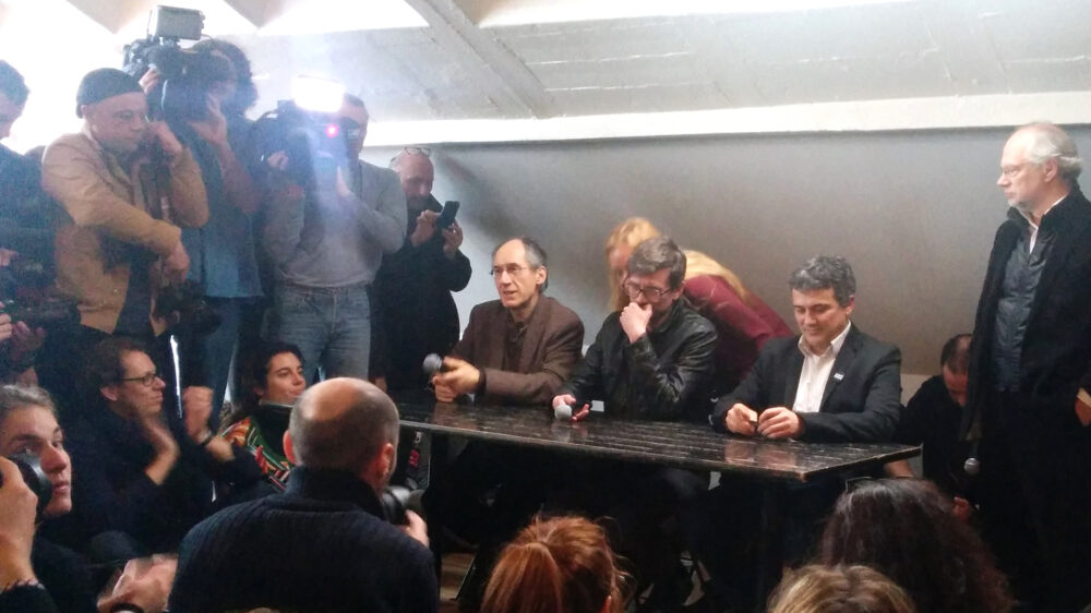 Gérard Biard (links am Tisch) bei einer Pressekonferenz in Paris nach den Anschlägen auf die Charlie Hebdo-Redaktion 2015