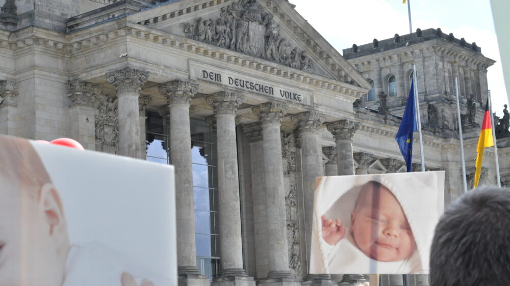 Die SPD im Deutschen Bundestag will das Werbeverbot für Schwangerschaftsabbrüche aus dem Strafgesetzbuch streichen