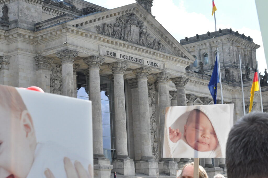 Die SPD im Deutschen Bundestag will das Werbeverbot für Schwangerschaftsabbrüche aus dem Strafgesetzbuch streichen