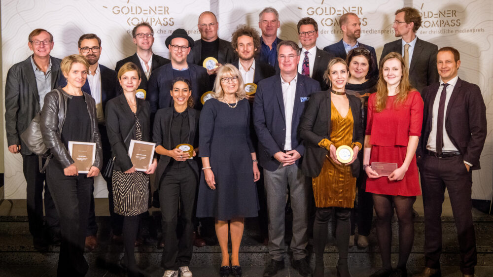 Die Preisträger und Veranstalter des Medienpreises Goldener Kompass