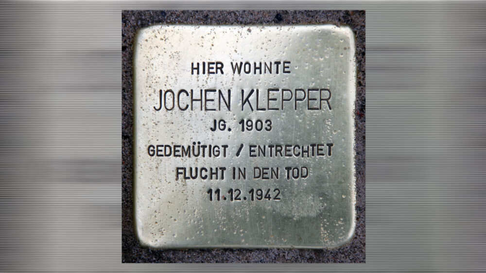 Ein „Stolperstein“ vor dem Wohnhaus Jochen Kleppers und seiner Familie erinnert heute an den Dichter