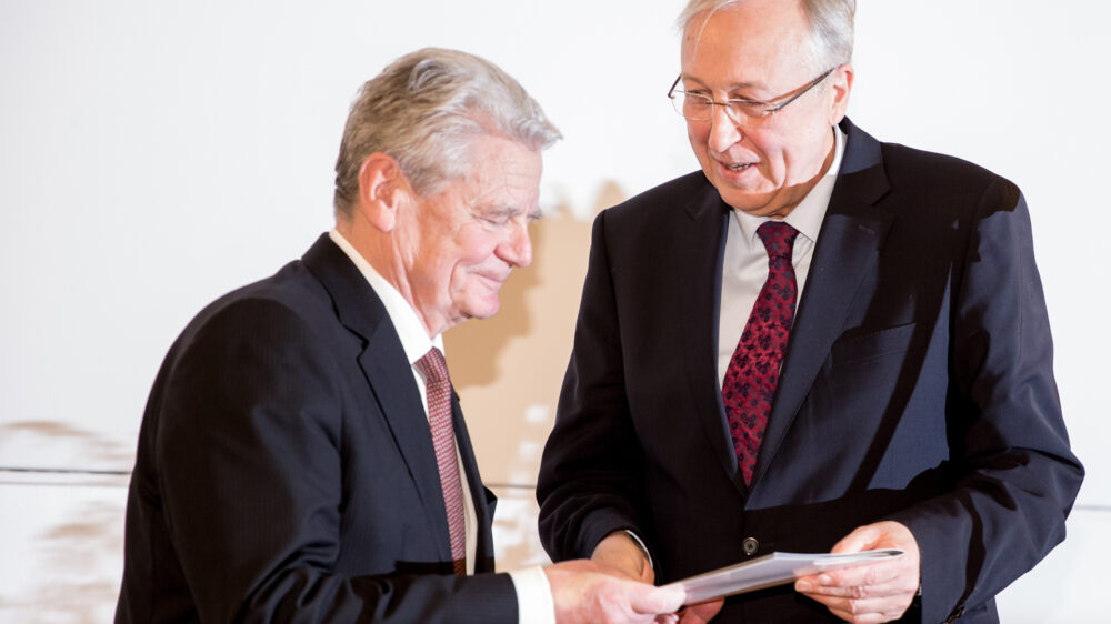 Der ehemalige Bundespräsident Joachim Gauck (links) empfängt die Ehrendoktorwürde vom Dekan der Evangelisch-Theologischen Fakultät, Hans-Peter Großhans (rechts).