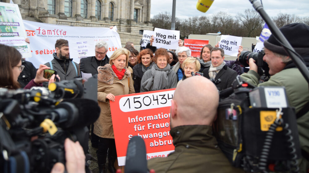 Die Ärztin Kristina Hänel (M.) ist am Dienstagmorgen vor dem Reichstagsgebäude umringt von Politikern und Presse
