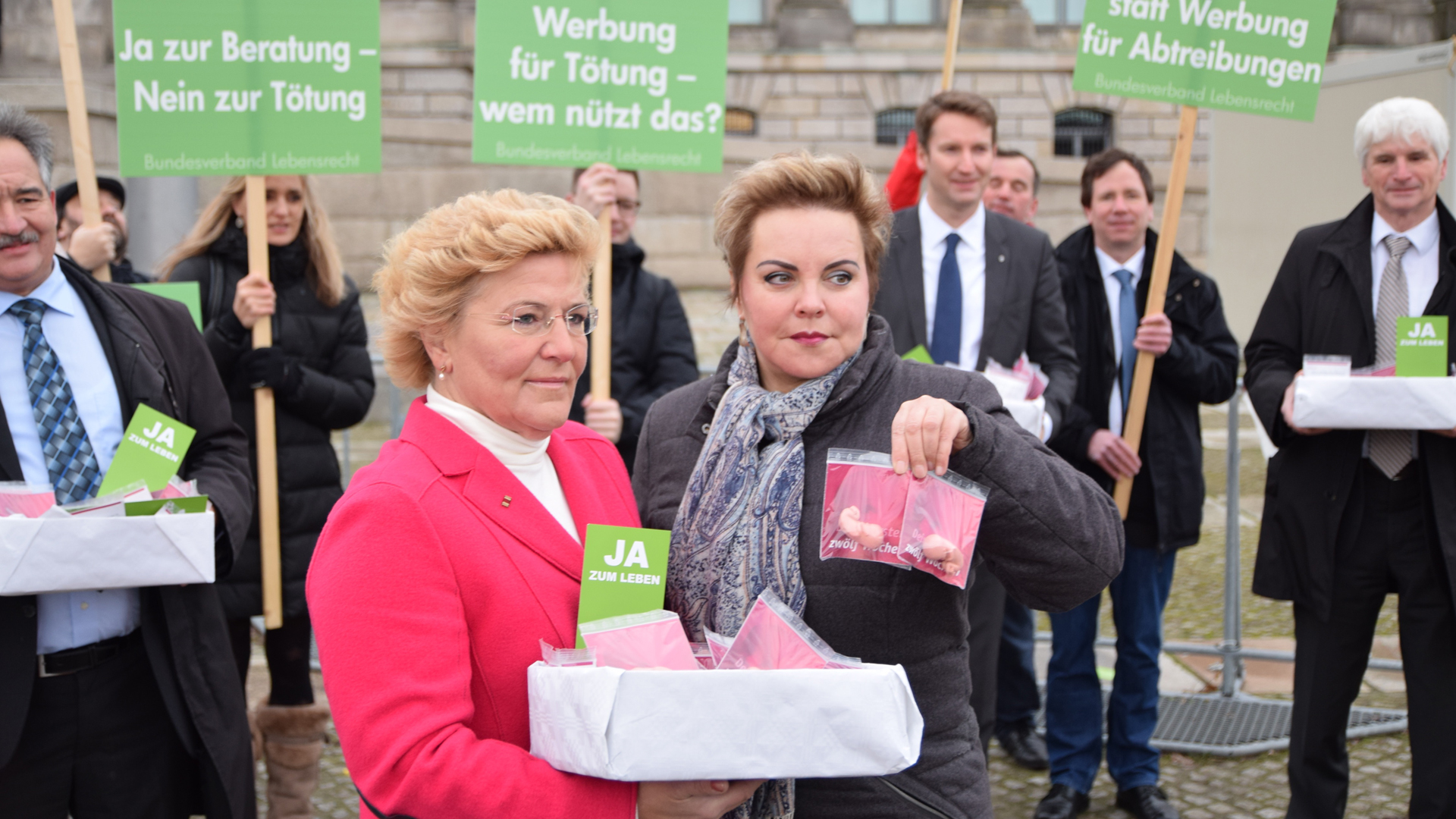 Die CDU-Abgeordnete Sylvia Pantel (l.) unterstützt den Bundesverband Lebensrecht bei seinem Protest gegen die Petition