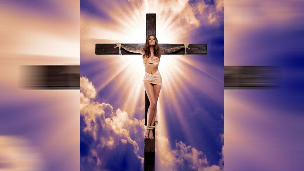 Model am Kreuz: Das Werbemotiv eines Lottounternehmens zeigt Sophie Thomalla in einer Jesus-Pose
