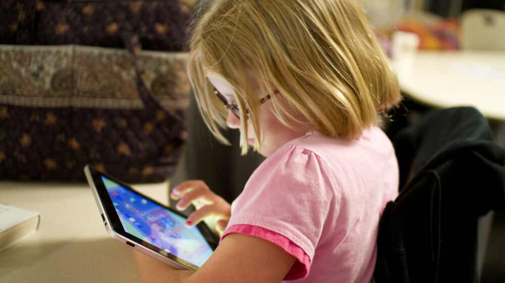 Experten raten, dass Eltern feste Zeiten vereinbaren, die ihre Kinder mit digitalen Medien verbringen