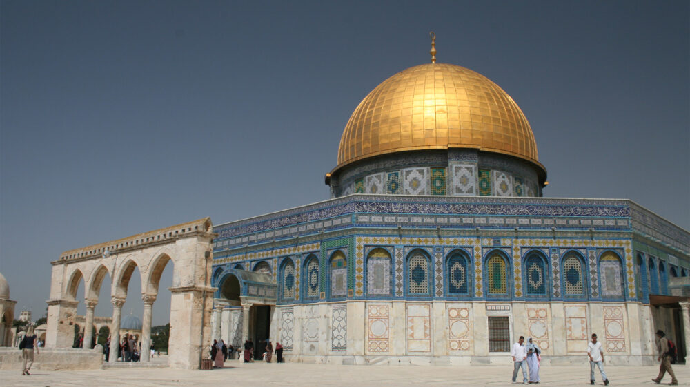 Der Felsendom in Jerusalem ist eines der islamischen Heiligtümer. Vom Felsen in dessen Innerem aus hat nach muslimischer Überlieferung Mohammed seine Himmelfahrt angetreten. Nach der jüdischen Tradition stand an dieser Stelle die Bundeslade im Tempel. Außerdem war hier der Ort, wo laut Überlieferung Abraham seinen Sohn Isaak opfern wollte.