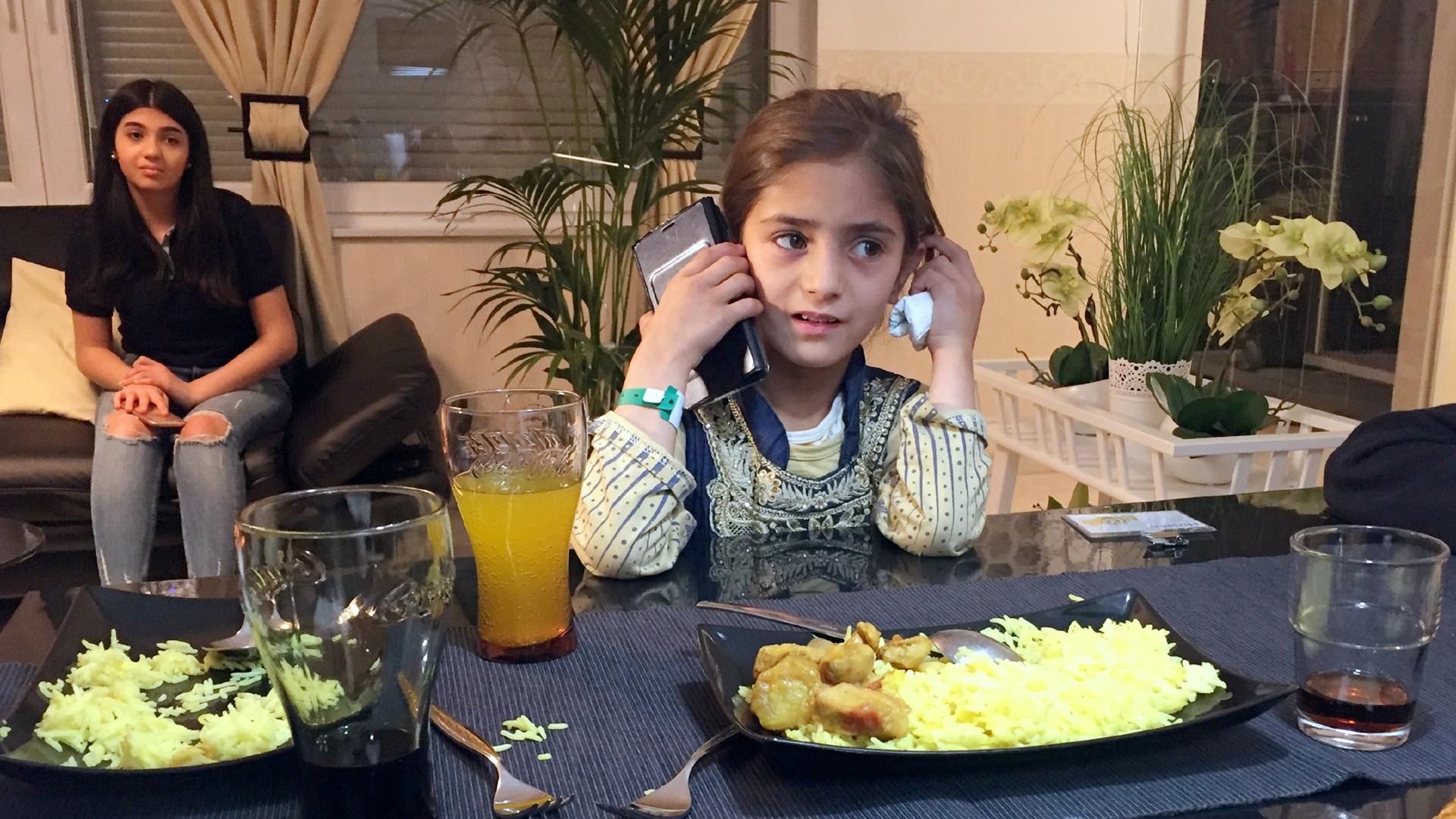 Bei Heimweh hilft manchmal nur die Stimme der Mutter: Die elfjährige Husnia telefoniert bei ihrer Hamburger Gastfamilie nach Afghanistan