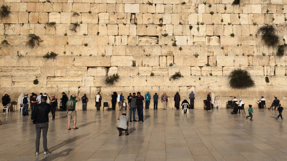 Zur Klagemauer in Jerusalem kommen viele Touristen, aber auch tief religiöse Juden, um Gott zu suchen und ihre Gebete zu sprechen