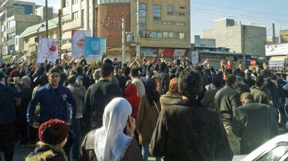 Seit Ende 2017 erheben sich Protestkundgebungen in vielen iranischen Städten. Die Regierung der Islamischen Republik diffamiert diese unter anderem als „vom Ausland gesteuert“.