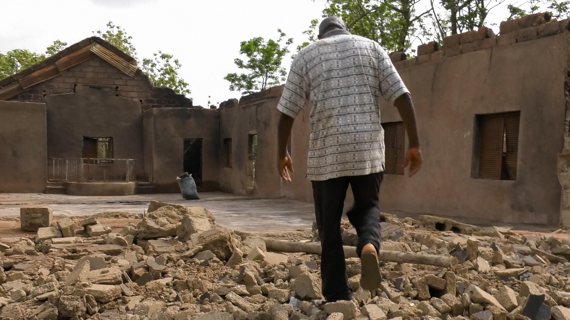 Ein nigerianischer Pastor in den Trümmern seiner Kirche. Im Norden des westafrikanischen Landes sucht unter anderem die islamistische Terrormiliz Boko Haram die Bevölkerung heim.