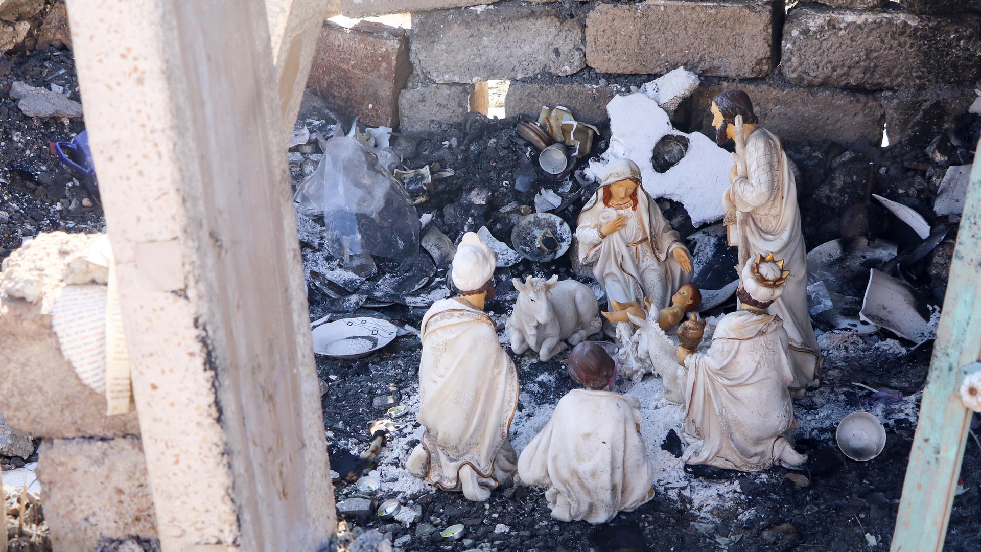 In den Resten eines Hauses im Irak sind Figuren der Weihnachtskrippe aufgebaut. Die Terrororganisation Islamischer Staat habe zwar an Einfluss verloren, aber nach wie vor verließen Christen das Land aus Angst und Perspektivlosigkeit, berichtet Open Doors.