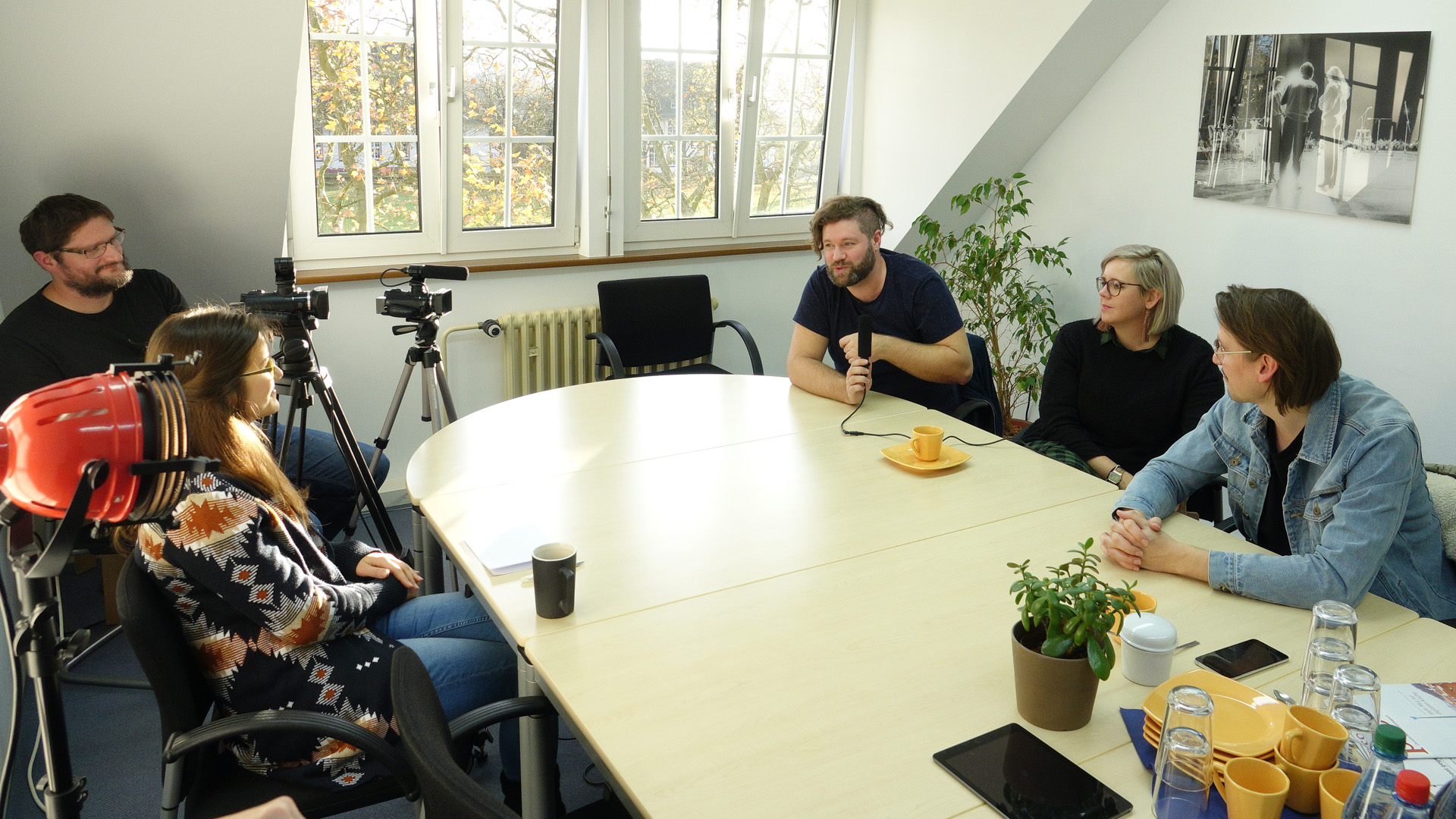 Juri Friesen, Mia Friesen und Stefan Schöpfle im Gespräch mit pro