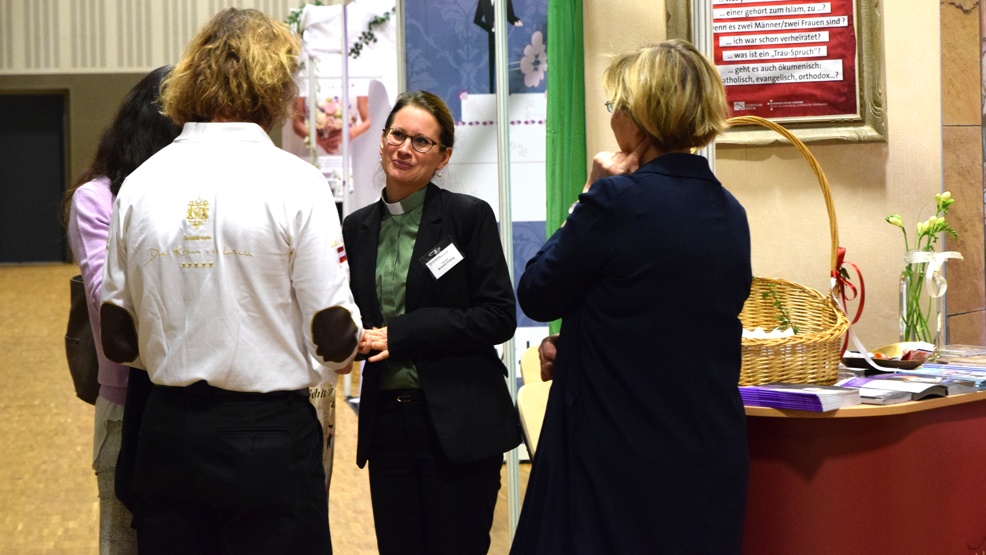 Pfarrerin Michaela Fröhling im Gespräch mit einem Paar auf der Hochzeitsmesse „Hochzeitswelt