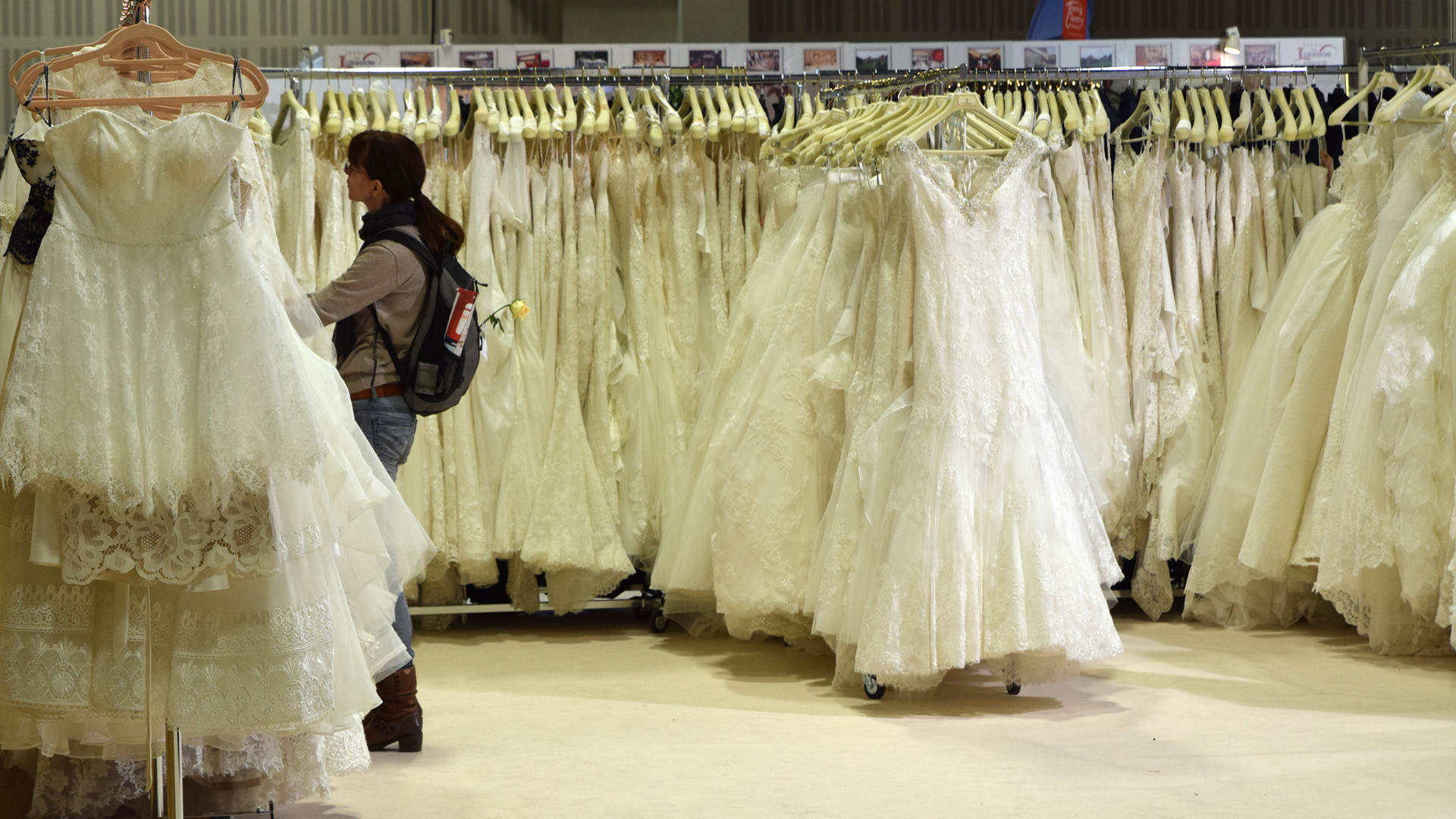 Kundin auf der „Hochzeitswelt“: Brautkleider und Trauringe in jeder Preisklasse