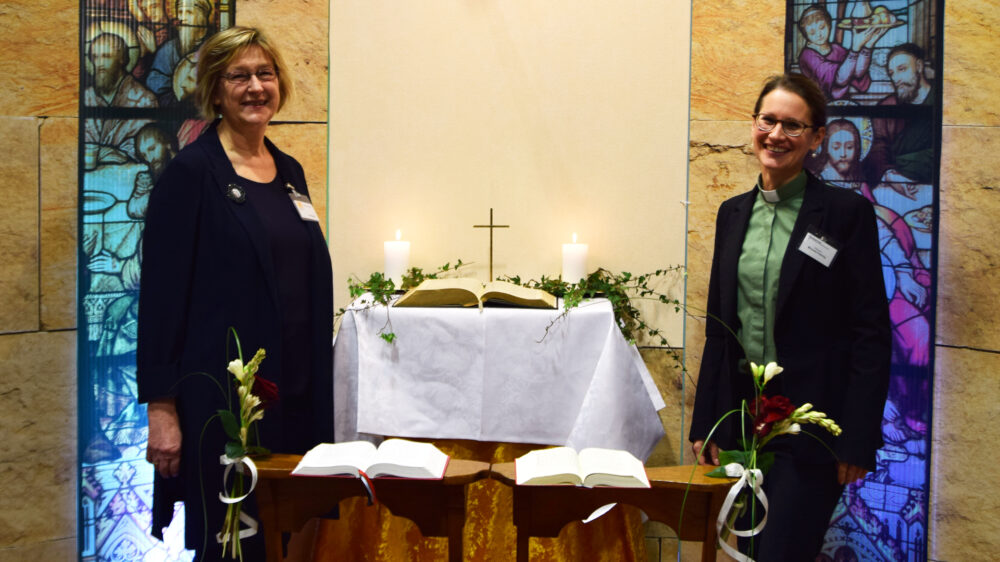 (v.l.) Die katholische Theologin Ute Eberl und die Pfarrerin Michaela Fröhling vertreten ihre Kirchen auf einer Hochzeitsmesse in Berlin – und messen sich dort mit professionellen nichtkirchlichen Anbietern