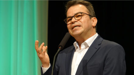 Der Medienbeauftragte des Rates der Evangelischen Kirche in Deutschland (EKD) und der Vereinigung Evangelischer Freikirchen (VEF), Markus Bräuer, will erreichen, dass der christliche Glaube weiterhin relevant bleibt in den Medien.