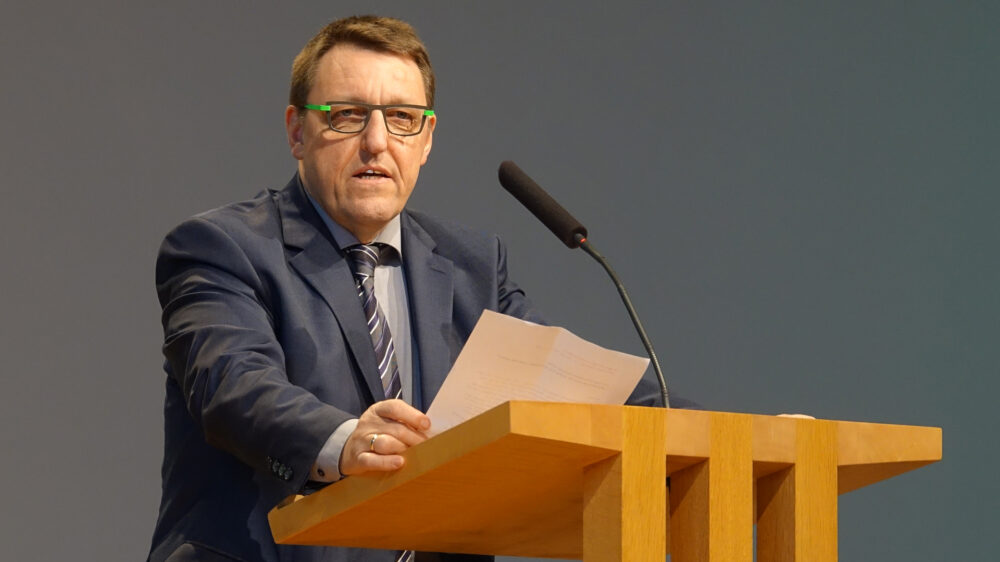 Jörg Bollmann, Direktor des Gemeinschaftswerks der Evangelischen Publizistik, sieht die evangelische Publizistik verpflichtet zu einer unabhängigen Berichterstattung über das kirchliche Leben