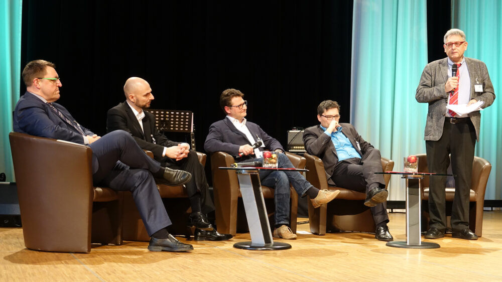 Jörg Bollmann (GEP), Lars Harden (aserto), Christoph Irion (Christlicher Medienverbund KEP), Jörg Dechert (ERF Medien) und Helmut Matthies (idea) diskutierten in Schwäbisch Gmünd