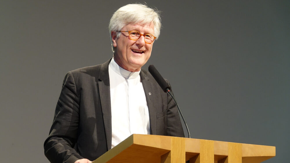 „Wir machen jetzt keinen Punkt, sondern einen Doppelpunkt“, sagte der EKD-Ratsvorsitzende Heinrich Bedford-Strohm auf dem Christlichen Medienkongress in Schwäbisch Gmünd im Bezug auf das Reformationsjubiläum
