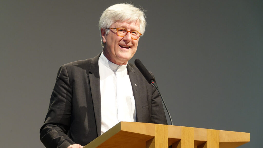 „Wir machen jetzt keinen Punkt, sondern einen Doppelpunkt“, sagte der EKD-Ratsvorsitzende Heinrich Bedford-Strohm auf dem Christlichen Medienkongress in Schwäbisch Gmünd im Bezug auf das Reformationsjubiläum